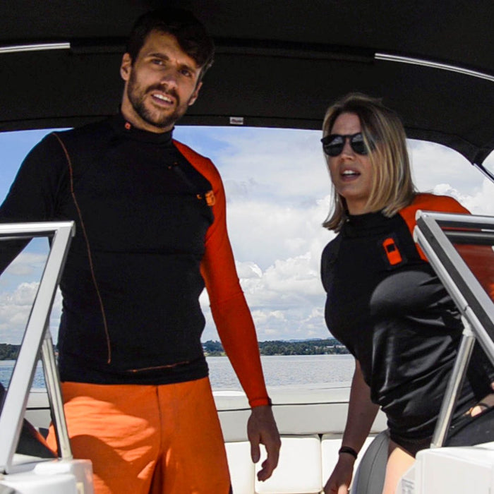 Zwei Personen mit Res-T auf einem Motorboot