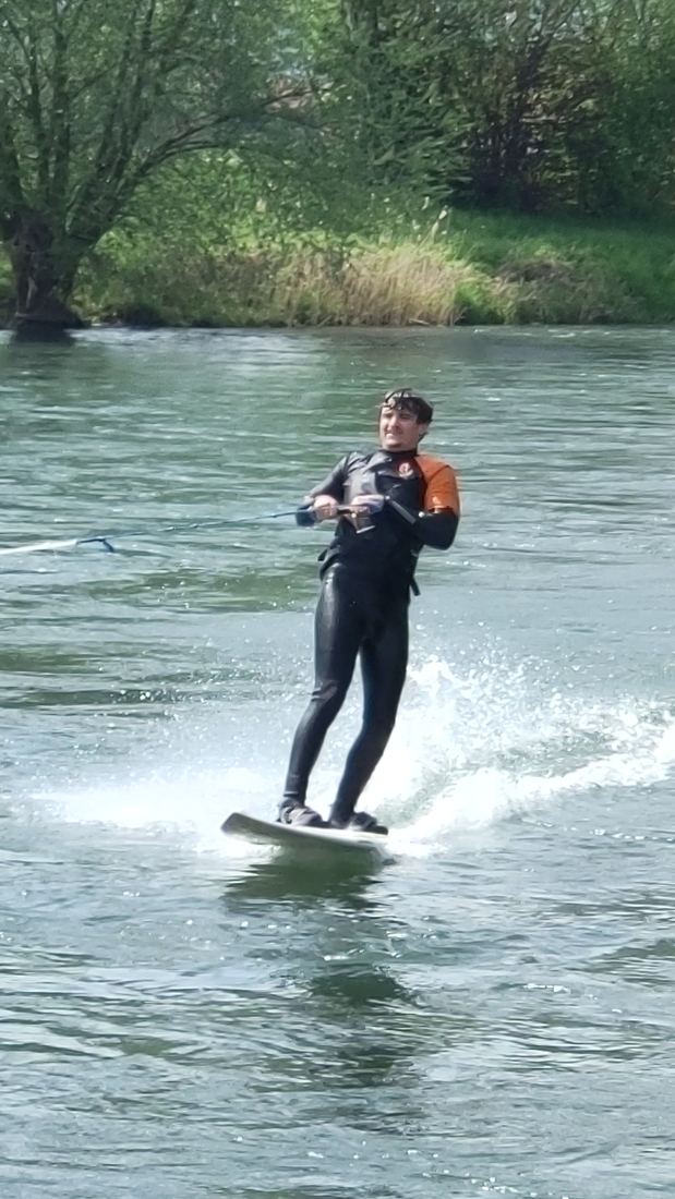 Flusssurfer mit Res-T auf der Welle