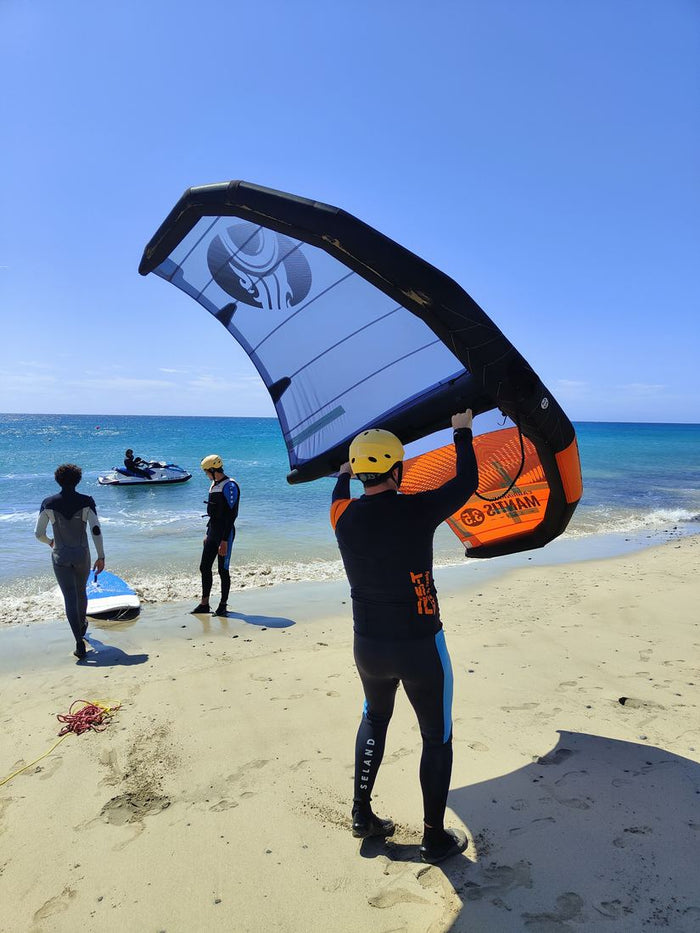 Wingfoiler mit Res-T am Strand von Fuerteventura