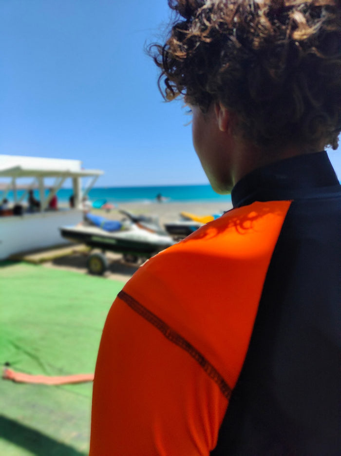 Res-T orange von hinten am Strand