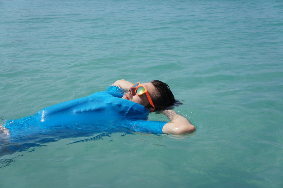 Früher Prototyp in Blau, aufgeblasen im Wasser