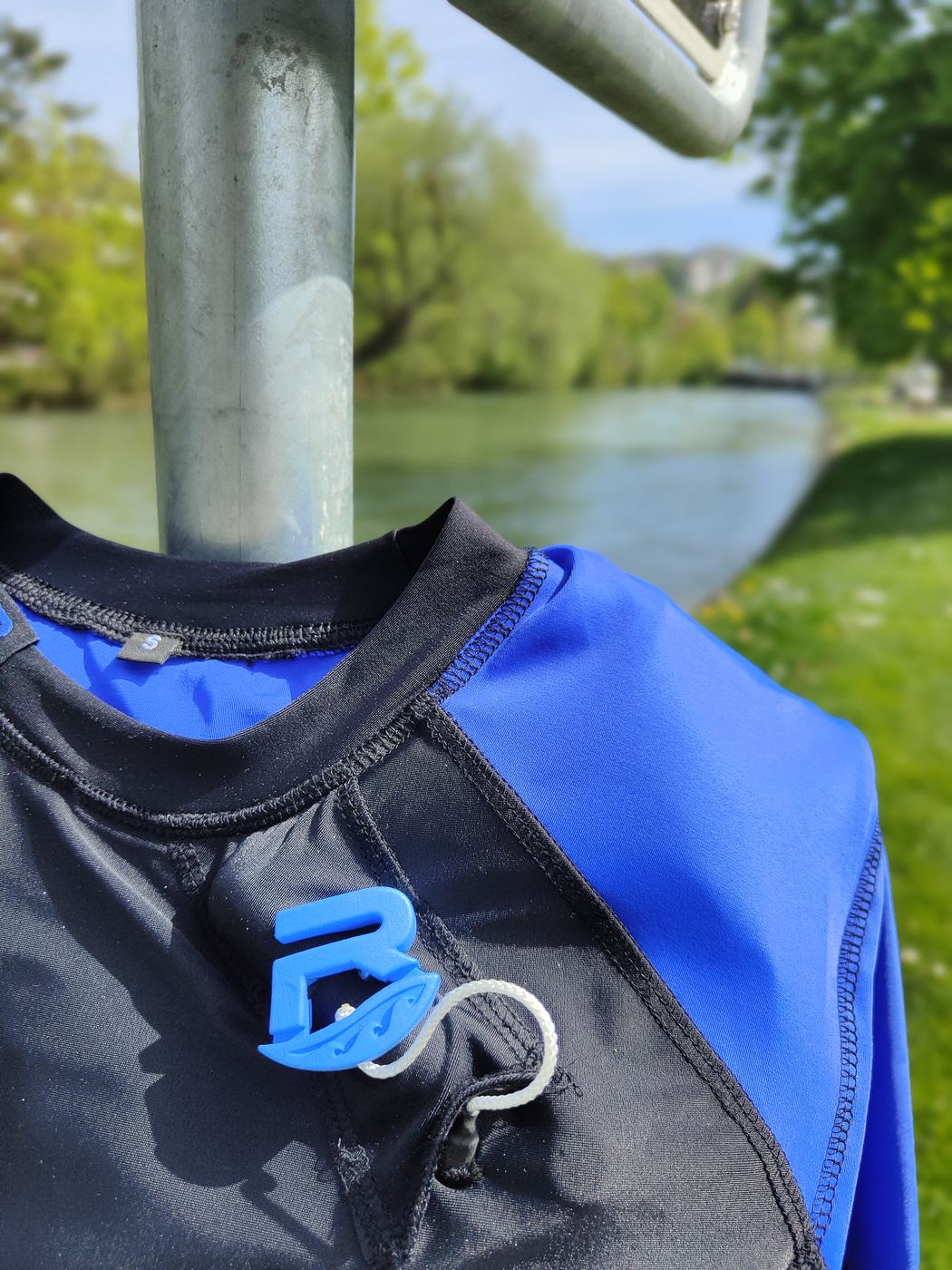 Res-T blau, Griff mit Logo auf der Brust