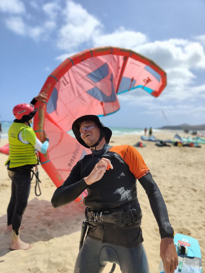 Kitesurfer mit Res-T am Strand von Fuerteventura