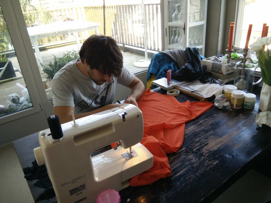 Ein früher Prototyp entsteht an der Nähmaschine