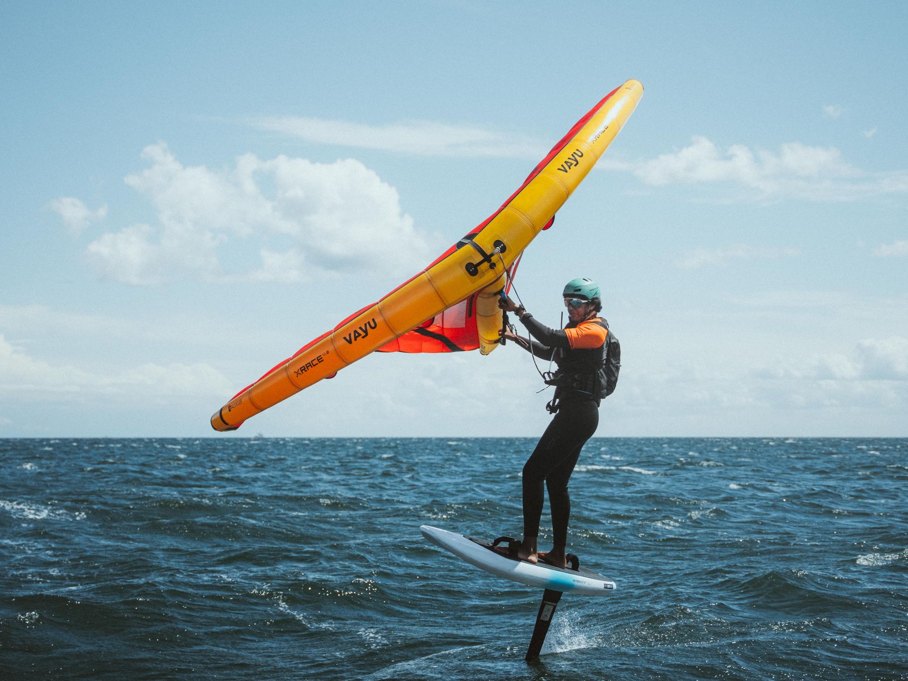 Malik Humeida beim Wingfoilen auf der Ostsee